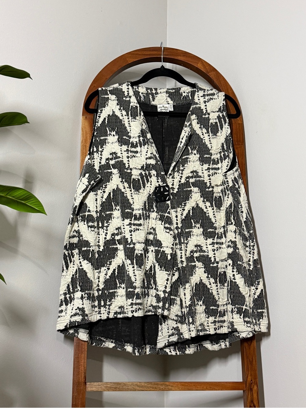 Parsley & Sage 2X Ivory Black Textured One Snap Closure Knit Vest
